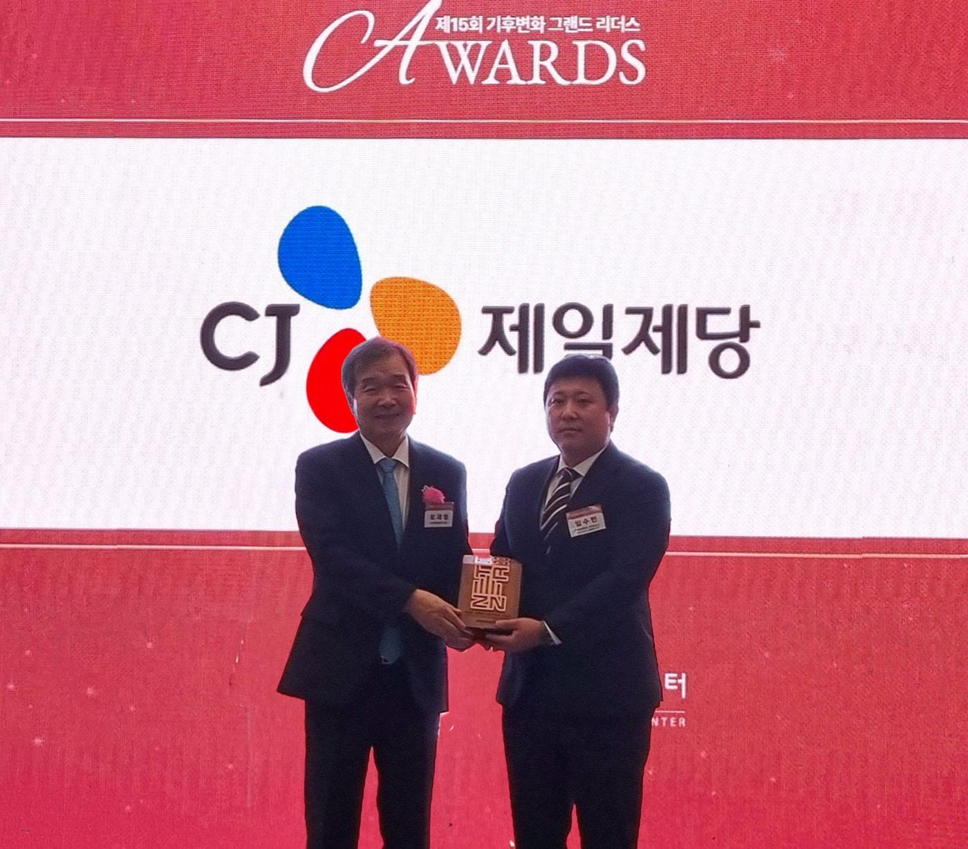 본문 이미지 - &#40;오른쪽&#41;임수빈 CJ제일제당 글로벌S&T&#41;Agriculture플랫폼 부장이 지난 23일 열린 &#39;제15회 기후변화 그랜드리더스어워드&#39;에서 수상한 후 기념사진을 촬영하고 있다.&#40;CJ제일제당 제공&#41;