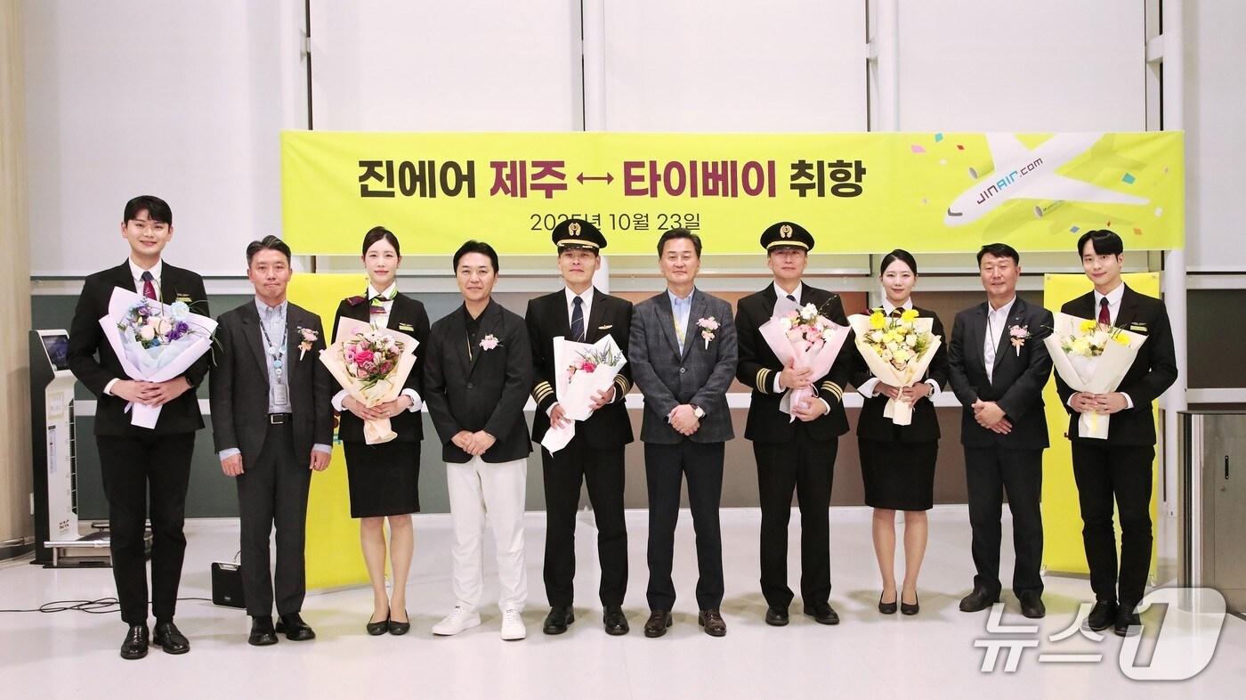진에어 제주~타이베이 취항식에서 진에어 임직원들이 기념 촬영을 하고 있다.(진에어 제공)