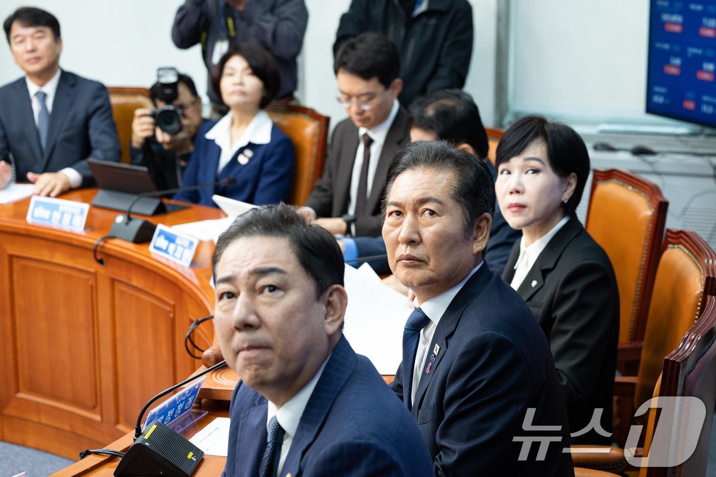 정청래 더불어민주당 대표와 김병기 원내대표를 비롯한 지도부가 24일 서울 여의도 국회에서 열린 최고위원회의에서 행정안전위원회의 서울시 등 국정감사에서 명태균 증인과 오세훈 서울시장의 질의 답변 영상을 지켜보고 있다. 2025.10.24/뉴스1 ⓒ News1 유승관 기자