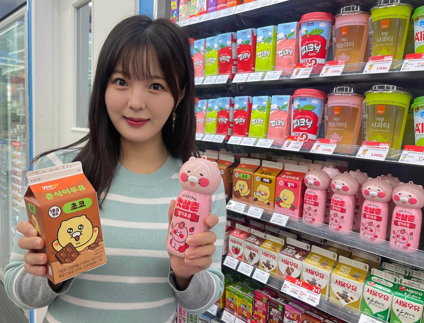 본문 이미지 - '춘식이우유(왼쪽)'와 '맛삼춘딸기우유'(GS25 제공).