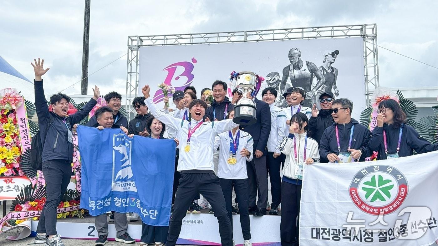 철인3종 선수단이 기념촬영 하고 있다.(대전시체육회 제공. 재판매 및 DB금지)/뉴스1