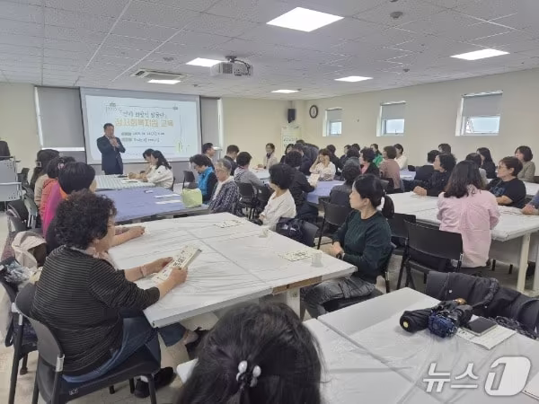 본문 이미지 - 복지사각 발굴단원을 대상으로 &#39;정서 회복 지원 교육&#39;이 실시되고 있다.&#40;연제구 제공. 재판매 및 DB 금지&#41;
