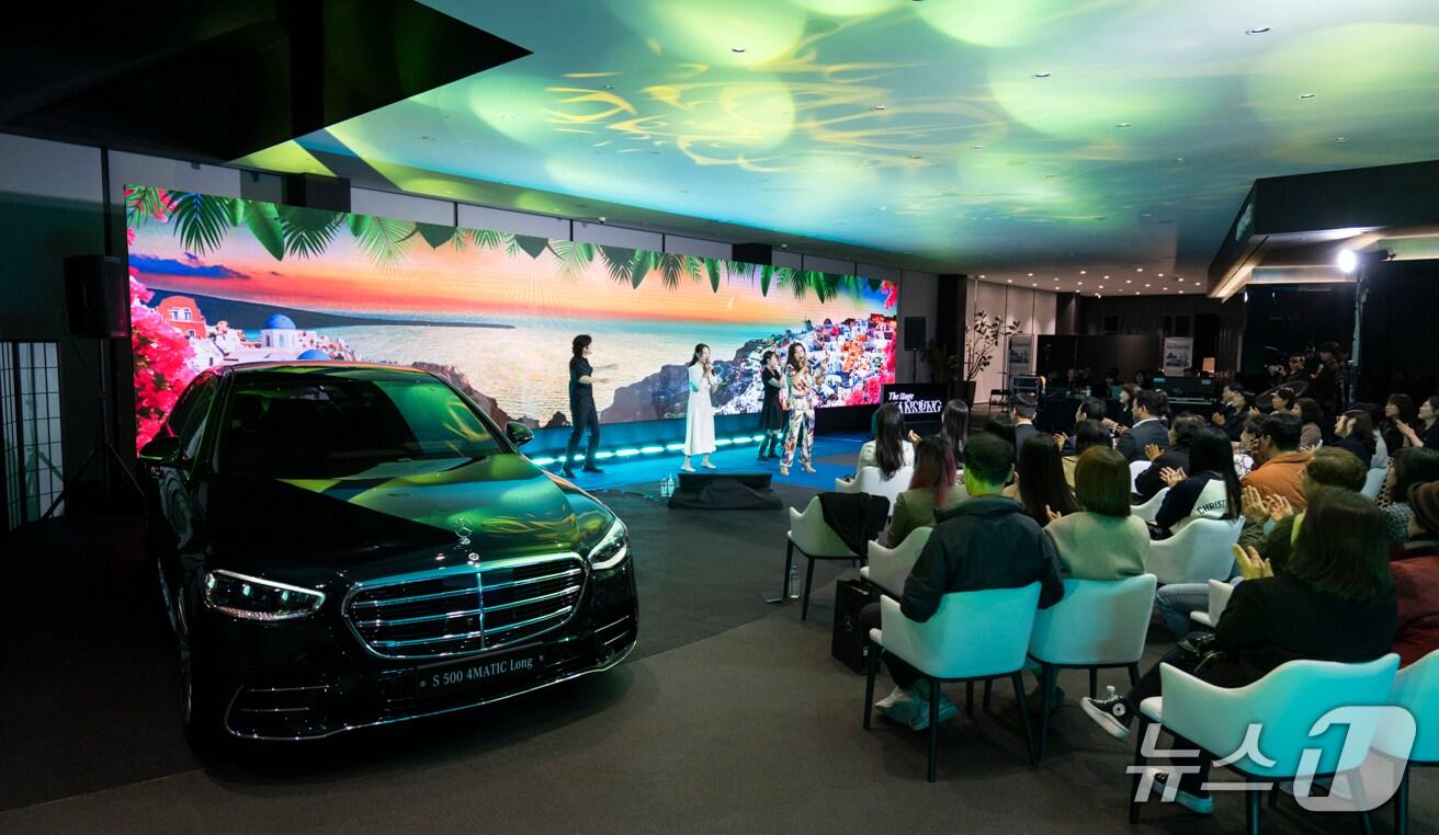 본문 이미지 - 지난 21일, 메르세데스-벤츠 강남자곡 전시장에서 열린 &#39;더 스테이지 한성&#39; 공연 모습 &#40;한성차 제공&#41; 