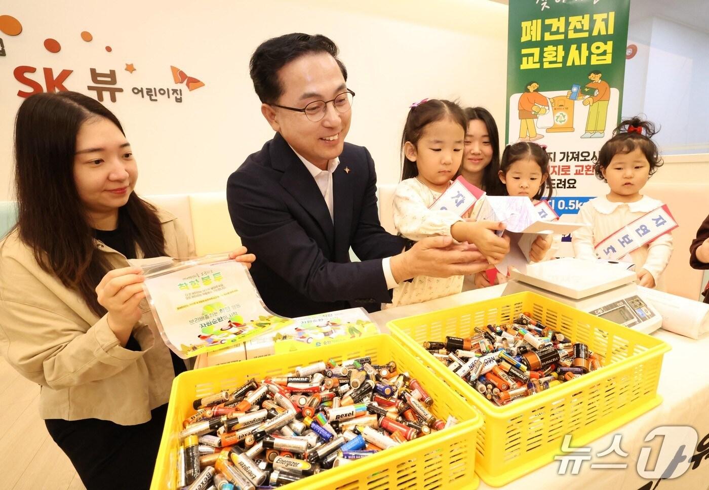 본문 이미지 - 박희조 동구청장이 ‘폐건전지 모으기’ 캠페인을 하고 있다.(동구 제공. 재판매 및 DB금지)/뉴스1