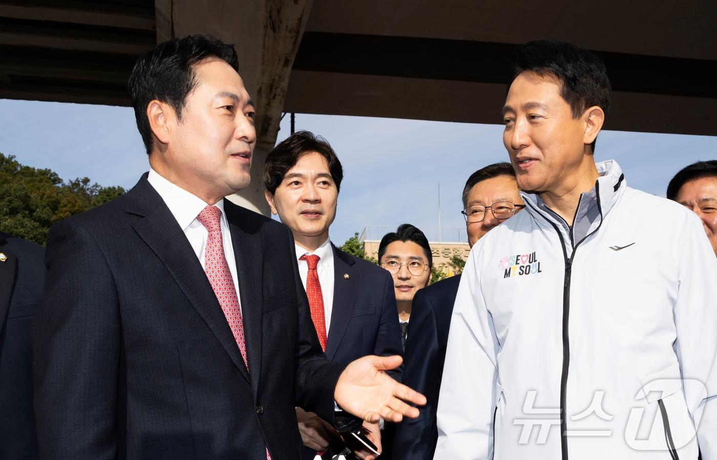 장동혁 국민의힘 대표와 오세훈 서울시장이 24일 오전 서울 노원구 상계5 재정비촉진구역 현장점검에 앞서 인사를 나누고 있다. (공동취재) 2025.10.24/뉴스1 ⓒ News1 오대일 기자
