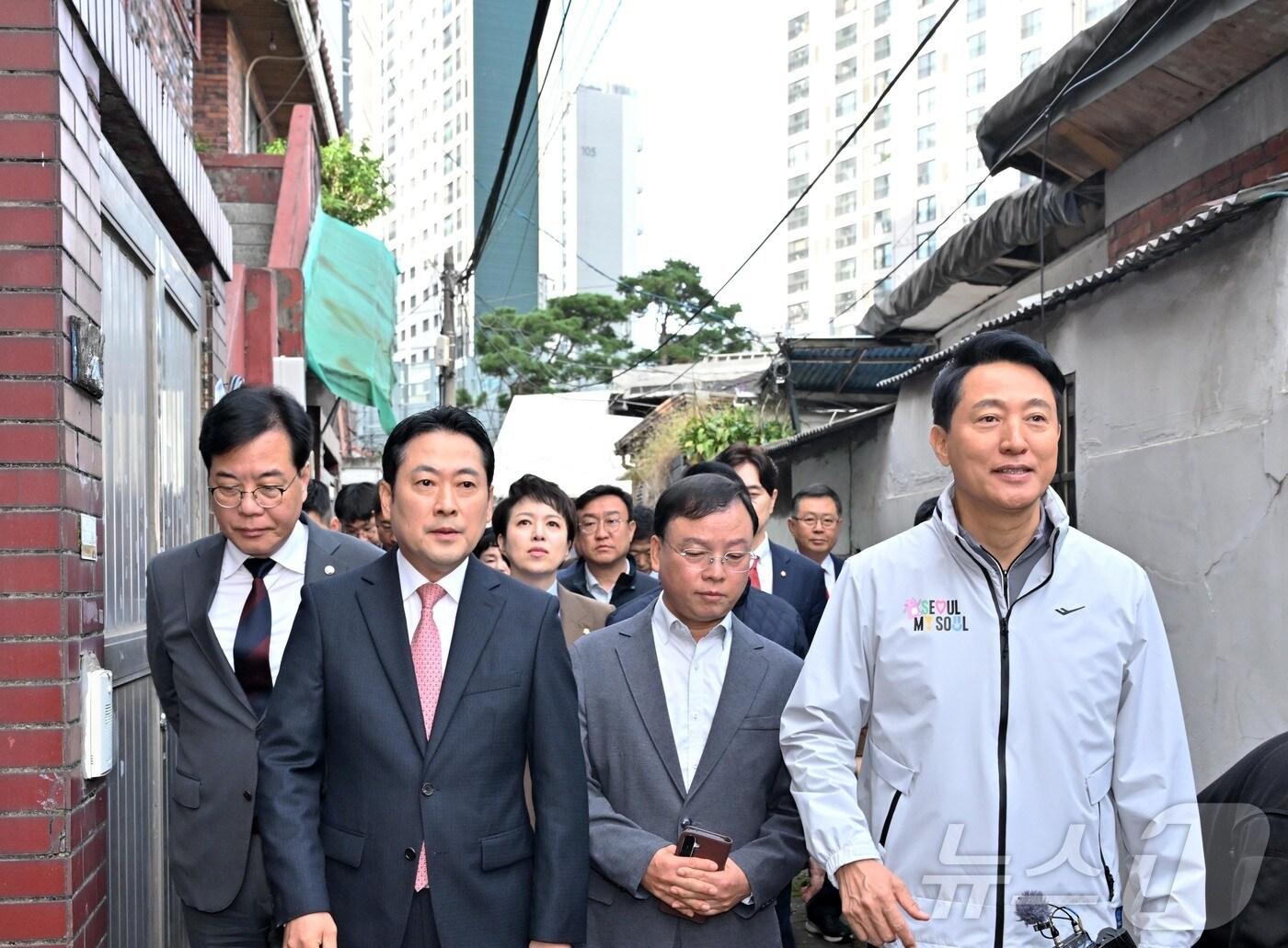 본문 이미지 - 장동혁 국민의힘 대표와 송언석 원대대표, 오세훈 서울시장이 24일 서울 노원구 상계동에서 열린 서울특별시 부동산 대책 현장회의를 하기 위해 이동하고 있다. (공동취재) 2025.10.24/뉴스1 ⓒ News1 오대일 기자