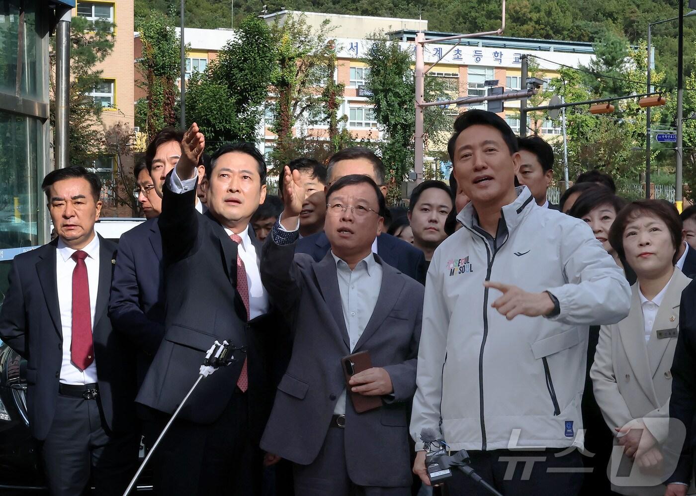 오세훈 서울시장, 국민의힘 장동혁 당대표, 송언석 원내대표 등이 24일 오전 서울 노원구 상계5 재정비촉진구역에서 열린 국민의힘-서울특별시 부동산 대책 현장 회의에서 현장점검을 하고 있다. &#40;공동취재&#41; 2025.10.24/뉴스1 ⓒ News1 오대일 기자