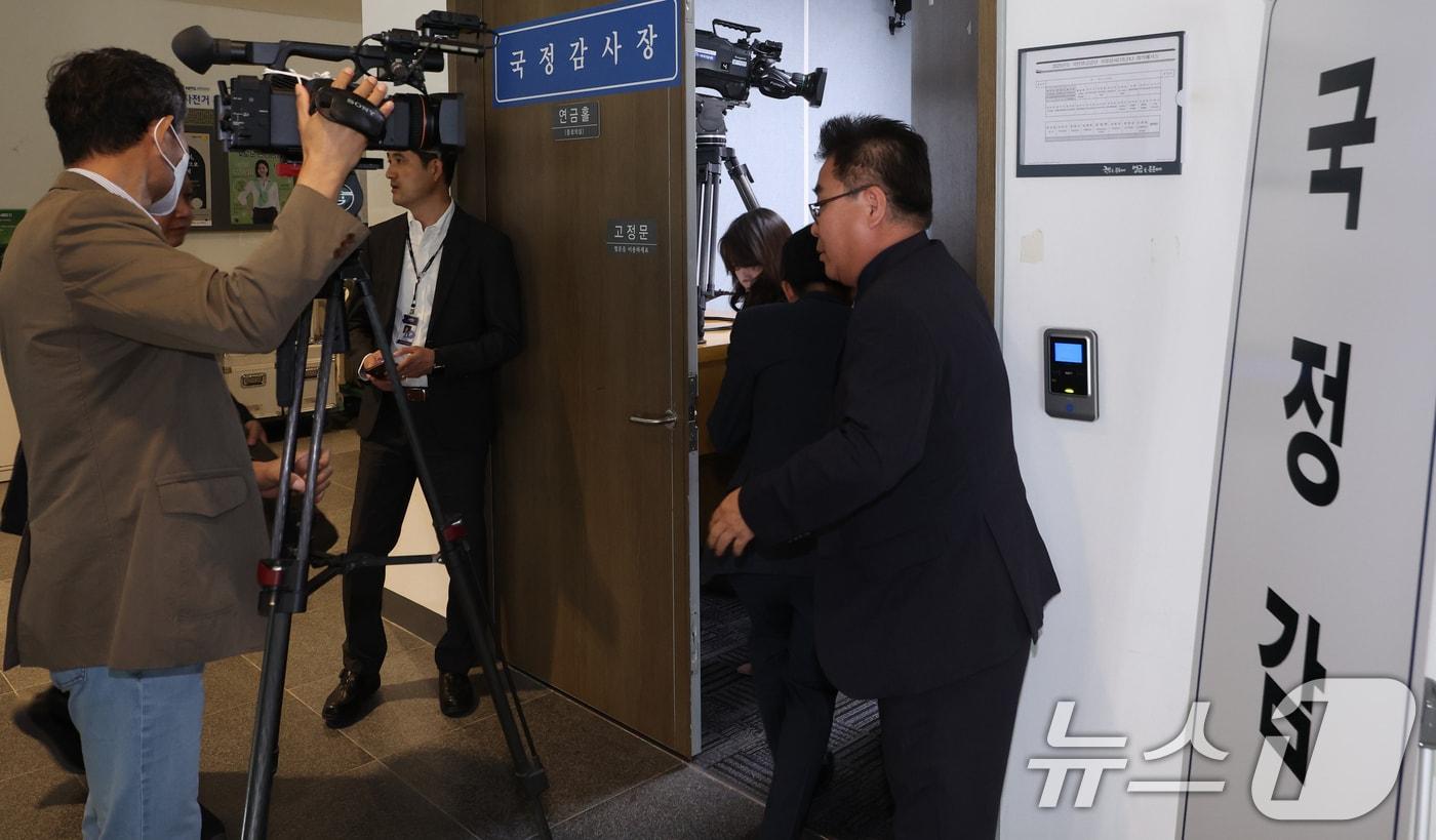 24일 전북 전주시 국민연금공단에서 열린 국회 보건복지위원회 국정감사장 문이 닫히고 있다. 국민연금공단은 국회의 요청으로 취재진의 국정감사장 출입을 통제한다고 밝혔다. 2025.10.24/뉴스1 ⓒ News1 유경석 기자