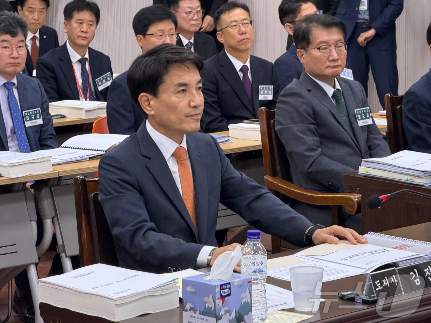 본문 이미지 - 김진태 강원특별자치도지사가 24일 강원특별자치도청에서 국회 행정안전위원회의 강원특별자치도에 대한 국정감사를 받기 위해 앉아있다. 2025.10.24/뉴스1 ⓒ News1 한귀섭 기자