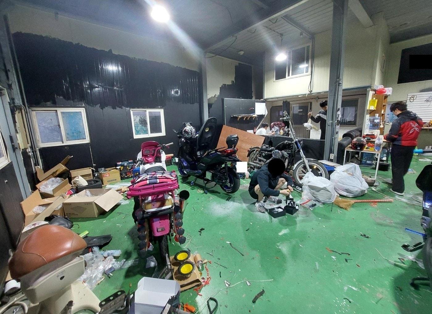 본문 이미지 - 천안 불법 튜닝업체 내부 모습.(충남경찰청 제공. 재판매 및 DB금지)/뉴스1