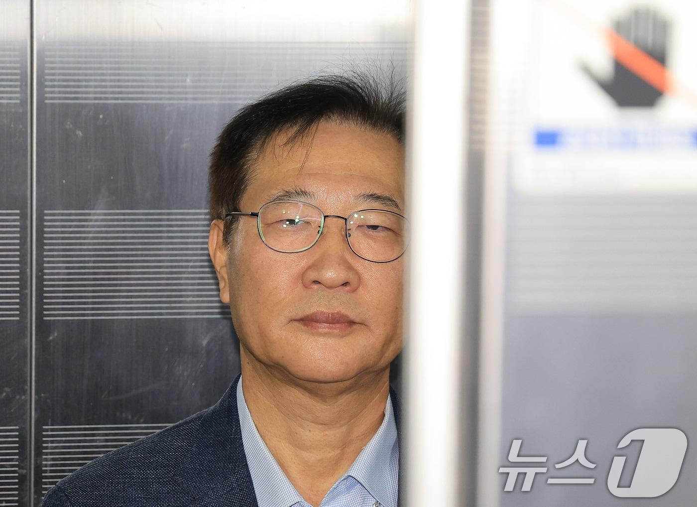 본문 이미지 - 박성재 전 법무부 장관이 24일 서울 서초구 순직해병 특검 사무실에 피의자 신분으로 조사를 받기 위해 출석하고 있다. 2025.10.24/뉴스1 ⓒ News1 이호윤 기자