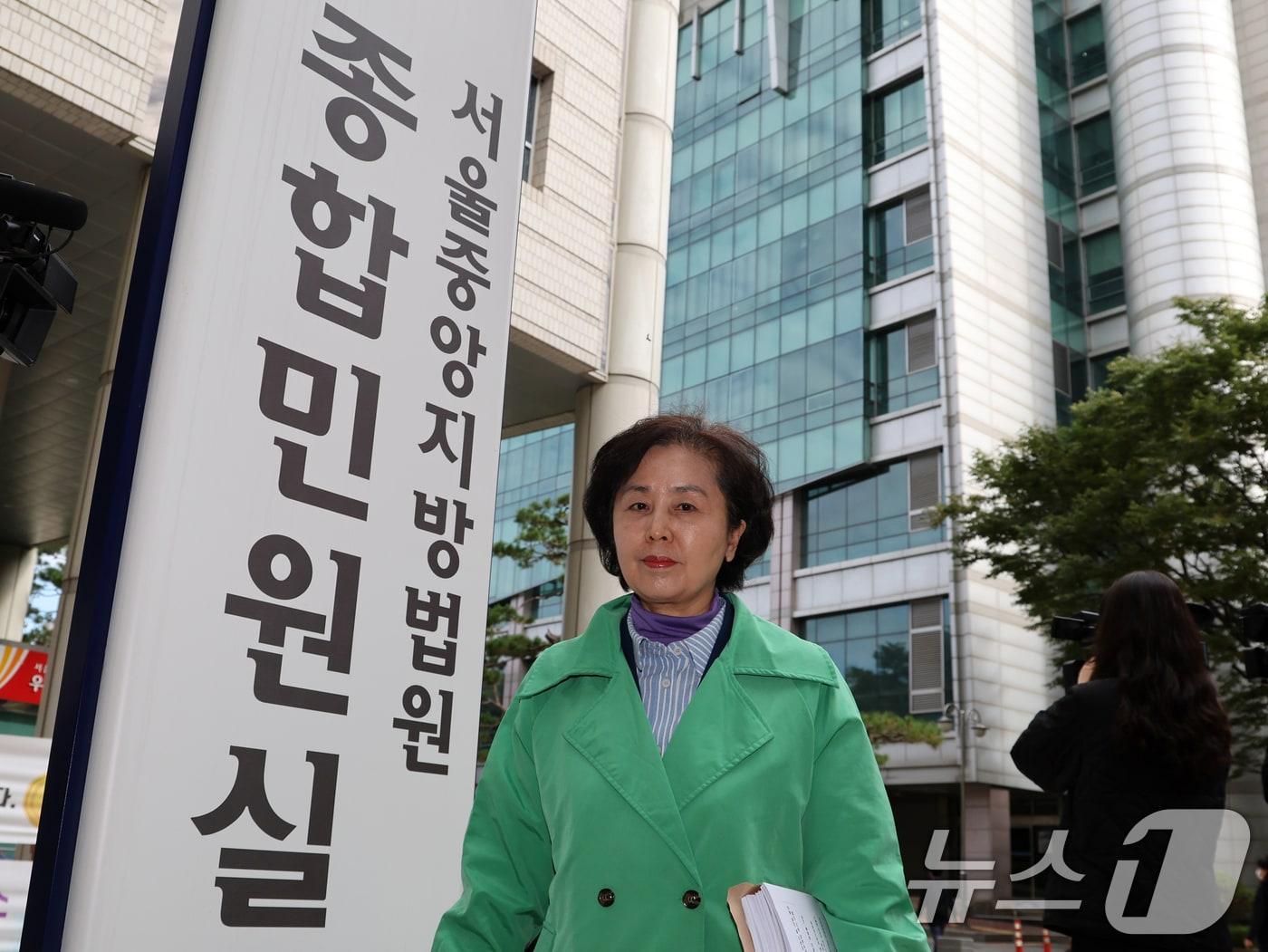 본문 이미지 - 김영선 전 국민의힘 의원이 24일 오전 서울 서초구 서울중앙지방법원에서 열린 김건희 여사의 도이치모터스 주가 조작·통일교 뇌물·공천 개입 등 혐의 4차 공판에 증인으로 출석하고 있다. 2025.10.24/뉴스1 ⓒ News1 황기선 기자