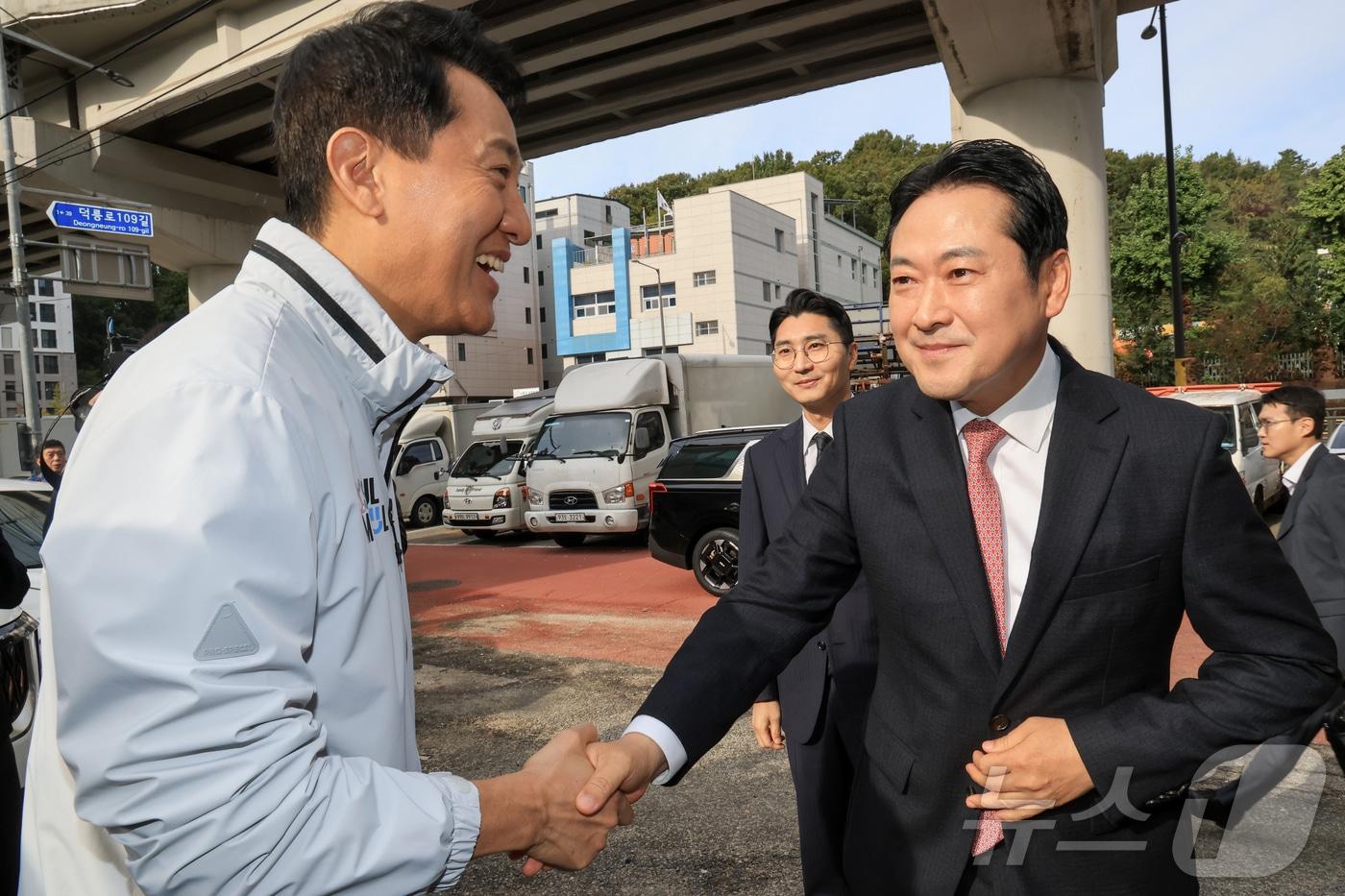 본문 이미지 - 2025년 10월 24일 오전 서울 노원구 상계5 재정비촉진구역을 찾은 장동혁 국민의힘 대표와 오세훈 서울시장이 인사를 나누고 있다. (공동취재) 2025.10.24 ⓒ 뉴스1 오대일 기자