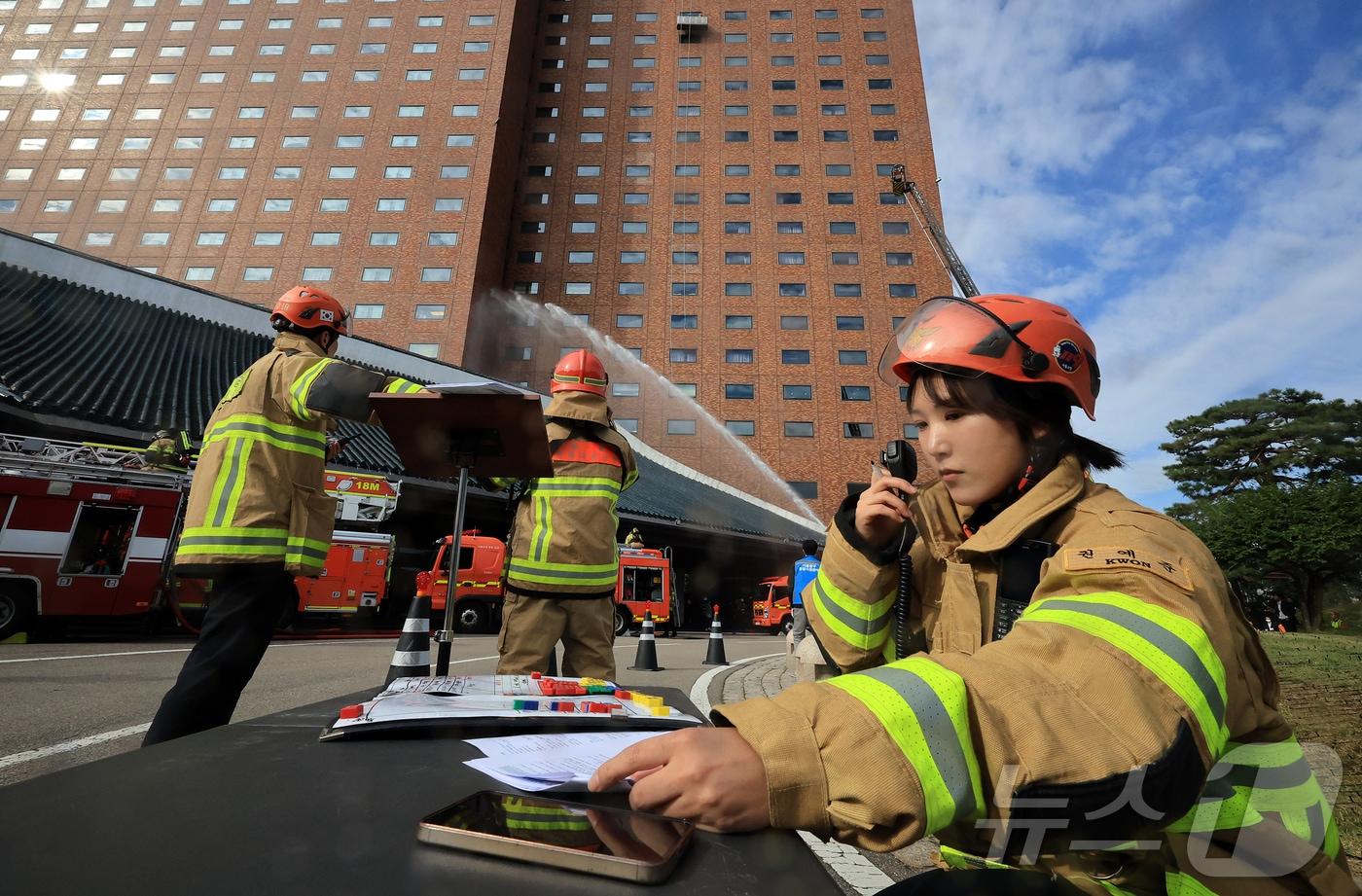 24일 오전 서울 중구 신라호텔에서 열린 &#39;2025 중구 안전한국훈련&#39;에서 소방대원들이 화재 진압 훈련을 하고 있다. 2025.10.24/뉴스1 ⓒ News1 김진환 기자