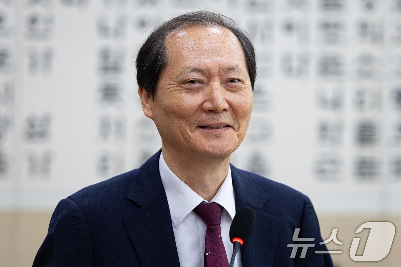 이완규 전 법제처장이 24일 서울 여의도 국회에서 열린 법제사법위원회의 법제처에 대한 국정감사에 출석해 증인선서를 거부하고 있다. 2025.10.24/뉴스1 ⓒ News1 유승관 기자