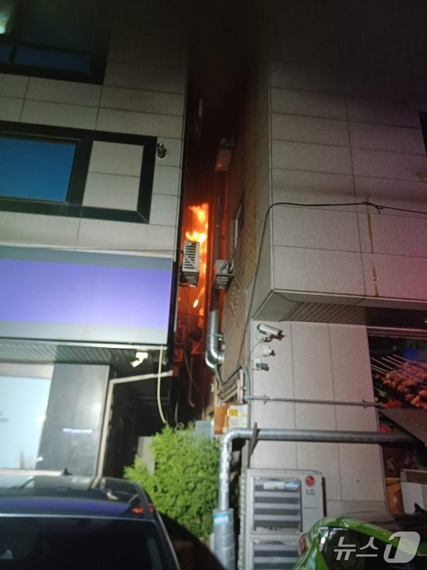 본문 이미지 - 화재 현장. (경기도소방재난본부 제공. 재판매 및 DB 금지) 2025.10.20/뉴스1