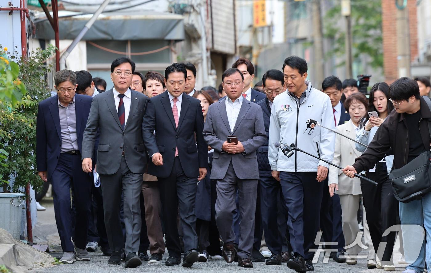 국민의힘 장동혁 대표와 송언석 원내대표, 오세훈 서울시장이 24일 오전 서울 노원구 상계5 재정비촉진구역 현장을 방문해 허원무 조합장과 함께 이동하고 있다. 2025.10.24/뉴스1 ⓒ News1 오대일 기자