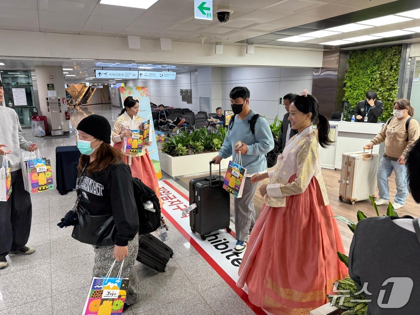 본문 이미지 - 제주 찾은 대만관광객 환영행사&#40;제주도 제공. 재판매 및 DB금지&#41;/뉴스1