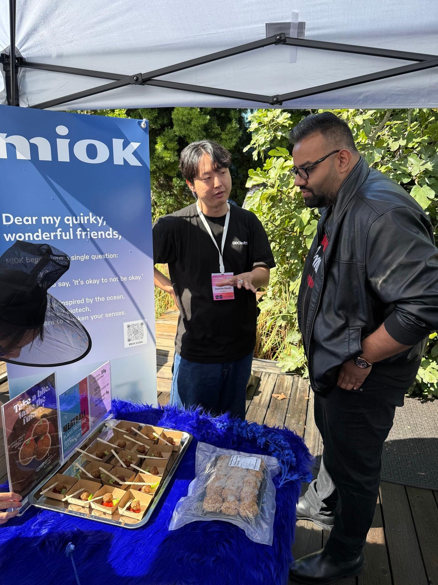 본문 이미지 - 씨위드 관계자가 LA 테크 위크에 참여해 관계자들에게 차세대 배양육에 대해 설명하고 있다.(씨위드 제공)/뉴스1