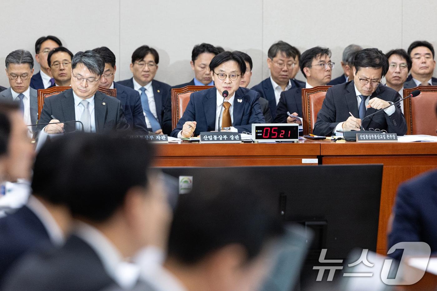 김정관 산업통상부 장관이 24일 서울 여의도 국회에서 열린 산업통상자원중소벤처기업위원회 산업통상부 등에 대한 국정감사에 출석해 의원 질의에 답변하고 있다. 2025.10.24/뉴스1 ⓒ News1 이승배 기자