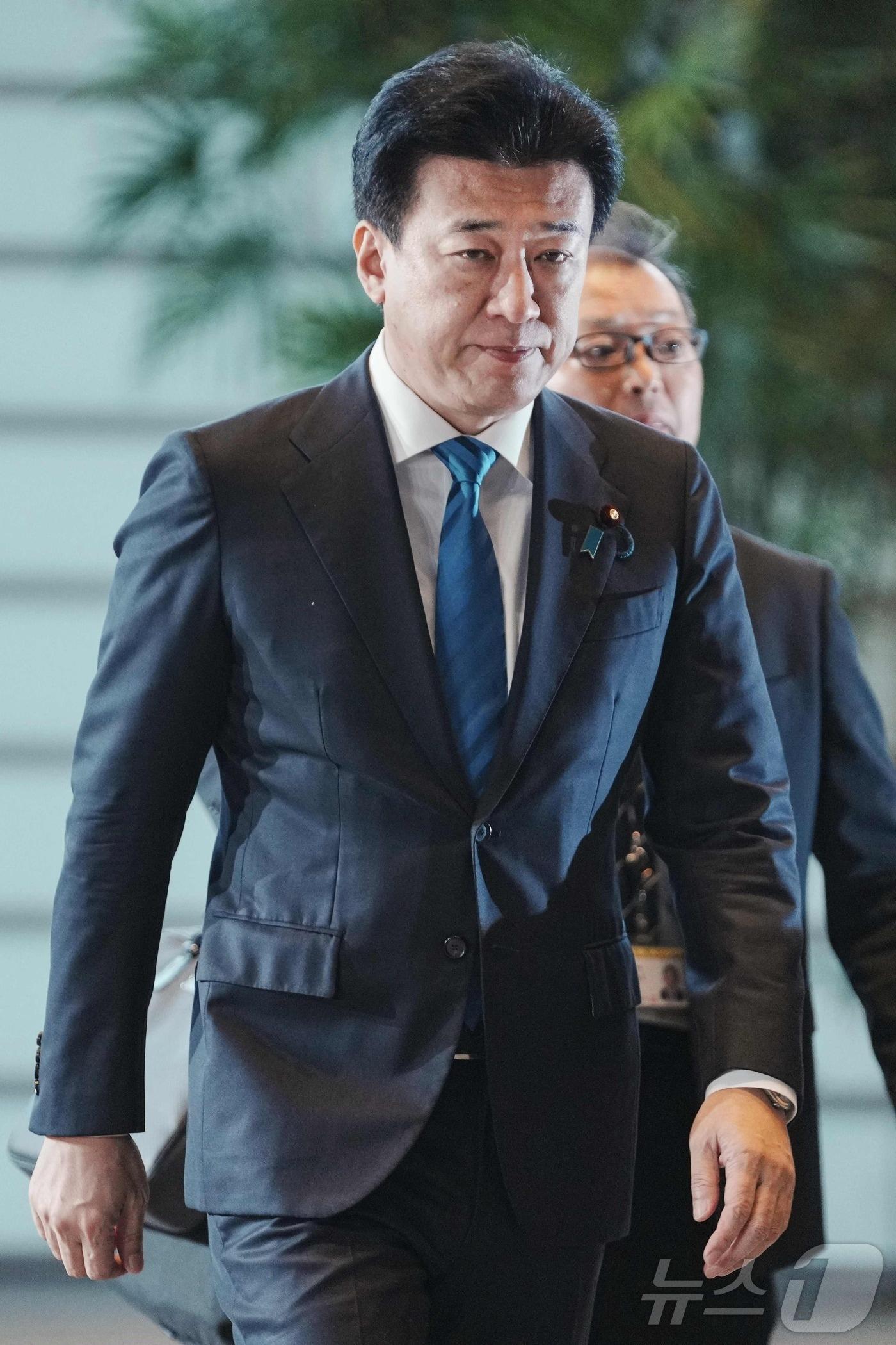 본문 이미지 - 21일 일본 정부 대변인인 기하라 미노루 신임 내각관방장관이 도쿄 총리관저에 들어오고 있다. 2025.10.21 ⓒ AFP=뉴스1 ⓒ News1 김지완 기자