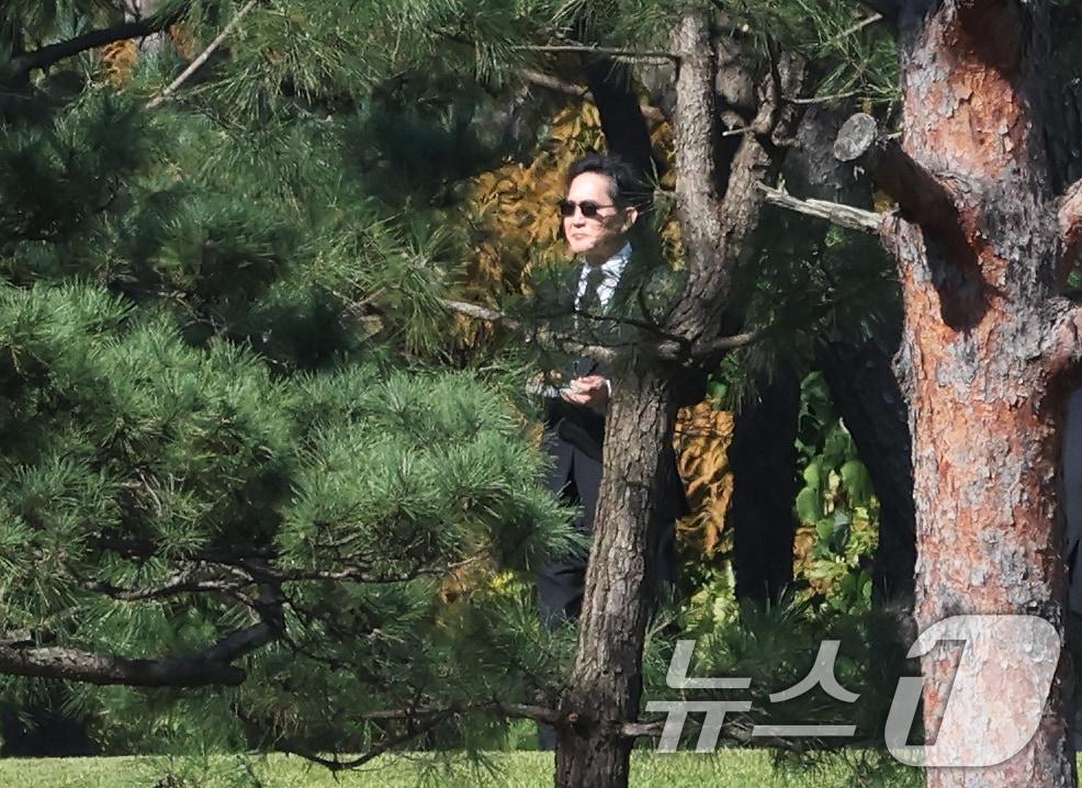 본문 이미지 - 이재용 삼성전자 회장이 24일 오전 경기도 수원시 장안구 소재 故 이건희 삼성 선대회장 선영에서 열린 5주기 추도식에 참석하고 있다. ⓒ News1 김영운 기자