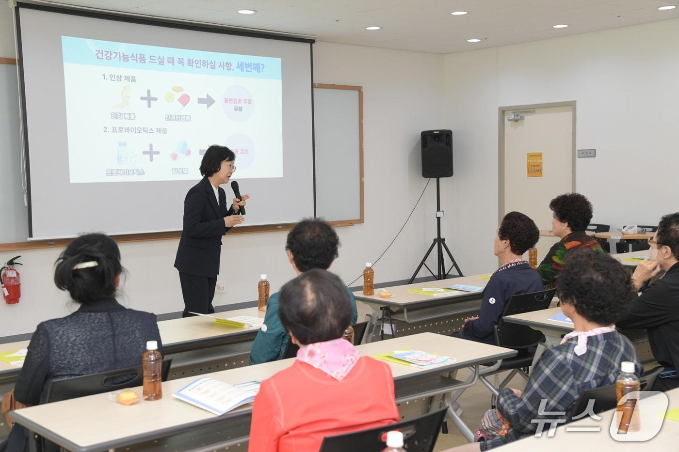 24일 오유경 식품의약품안전처 처장이 신흥사랑주택실버복지관을 방문해 어르신을 대상으로 식의약 안전정보를 교육하고 있다.(식약처 제공) 2025.10.24/뉴스1