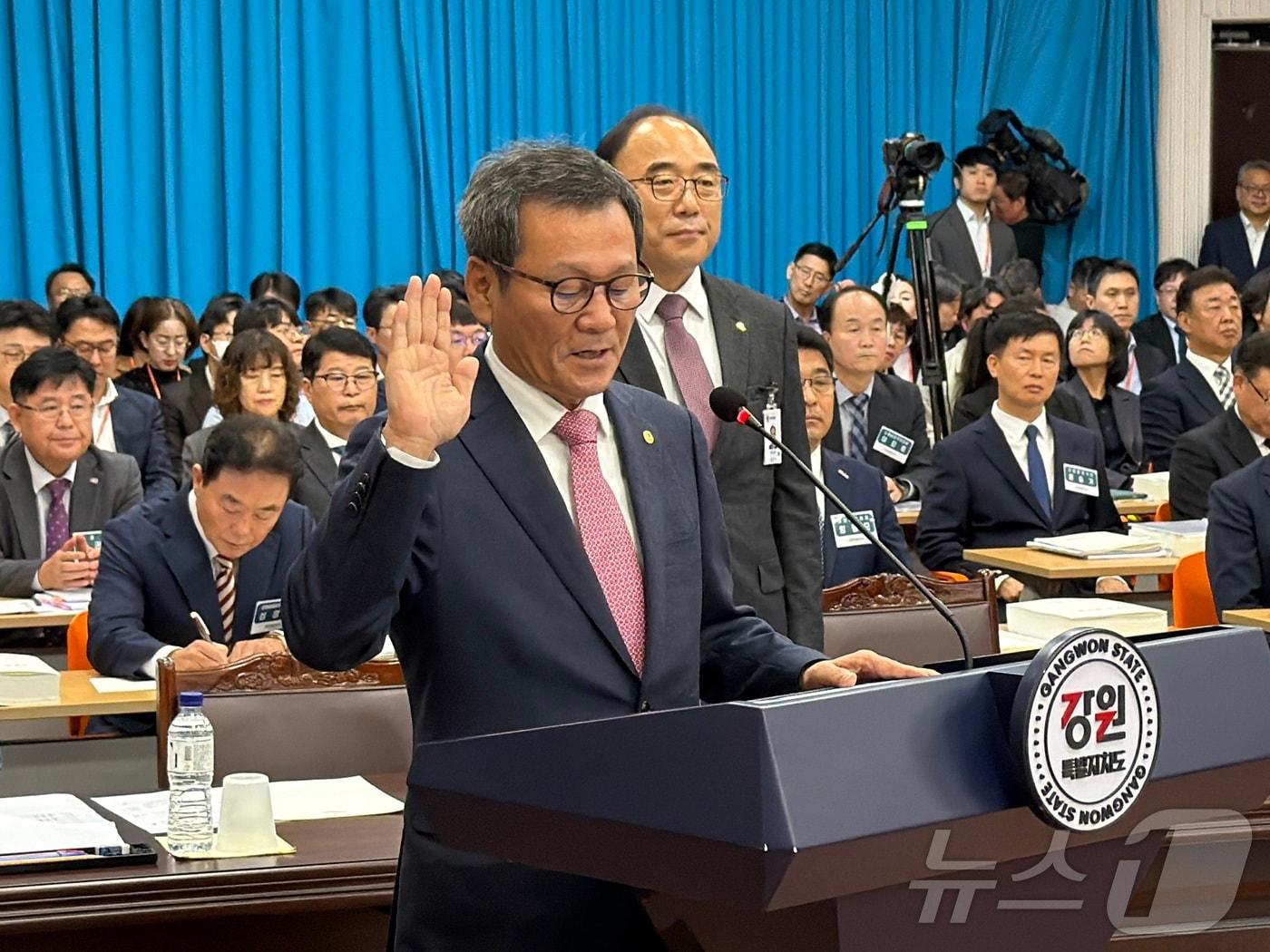 본문 이미지 - 김홍규 강릉시장이 24일 강원특별자치도청에서 열린 국회 행정안전위원회의 강원특별자치도에 대한 국정감사에서 증인 선서를 하고 있다. 2025.10.24/뉴스1 ⓒ News1 한귀섭 기자