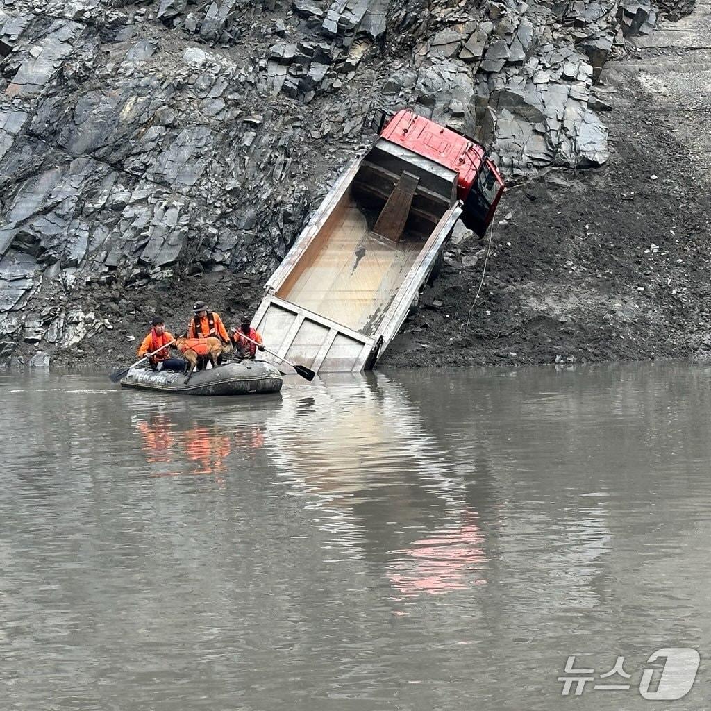 본문 이미지 -  보령 채석장 덤프추락 사고 현장. (보령소방서 제공, 재판매 및 DB금지) / 뉴스1