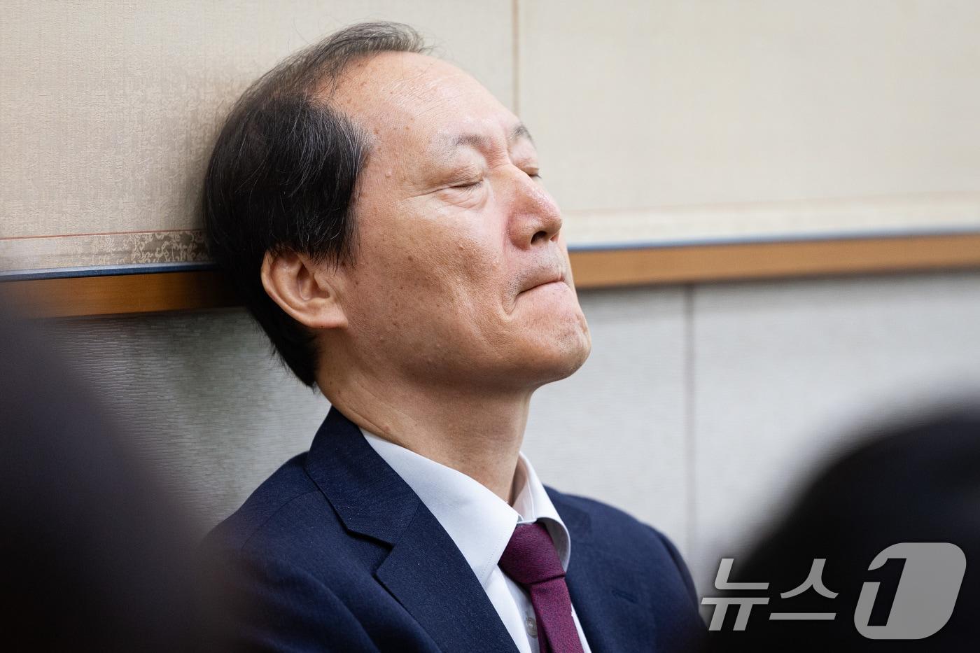 이완규 전 법제처장이 24일 서울 여의도 국회에서 열린 법제사법위원회의 법제처에 대한 국정감사에 출석해 눈을 감고 있다. 2025.10.24/뉴스1 ⓒ News1 유승관 기자