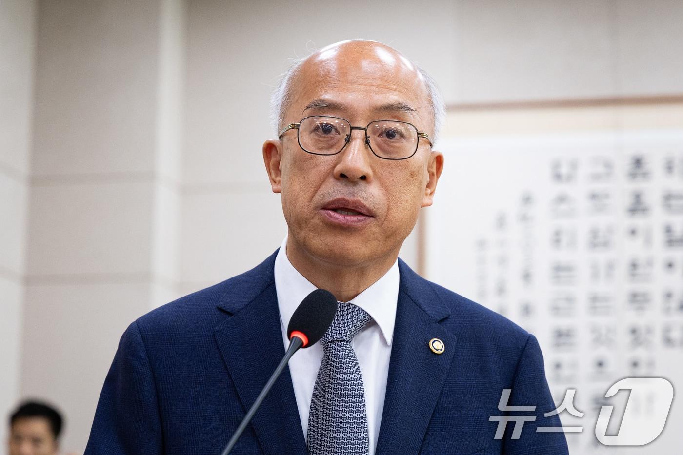 본문 이미지 - 조원철 법제처장이 지난해 10월 24일 서울 여의도 국회에서 열린 법제사법위원회의 법제처에 대한 국정감사에서 인사말 및 업무보고를 하고 있다. 2026.1.26/뉴스1 ⓒ News1 유승관 기자