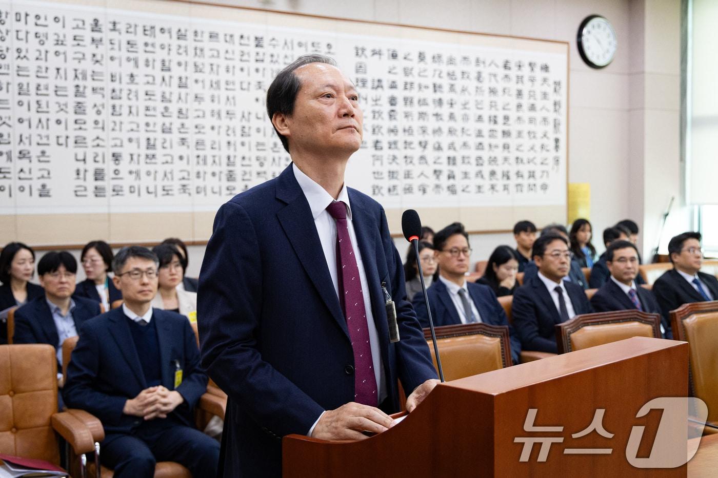 이완규 전 법제처장이 24일 서울 여의도 국회에서 열린 법제사법위원회의 법제처에 대한 국정감사에 출석해 증인선서를 거부하고 있다. 2025.10.24/뉴스1 ⓒ News1 유승관 기자