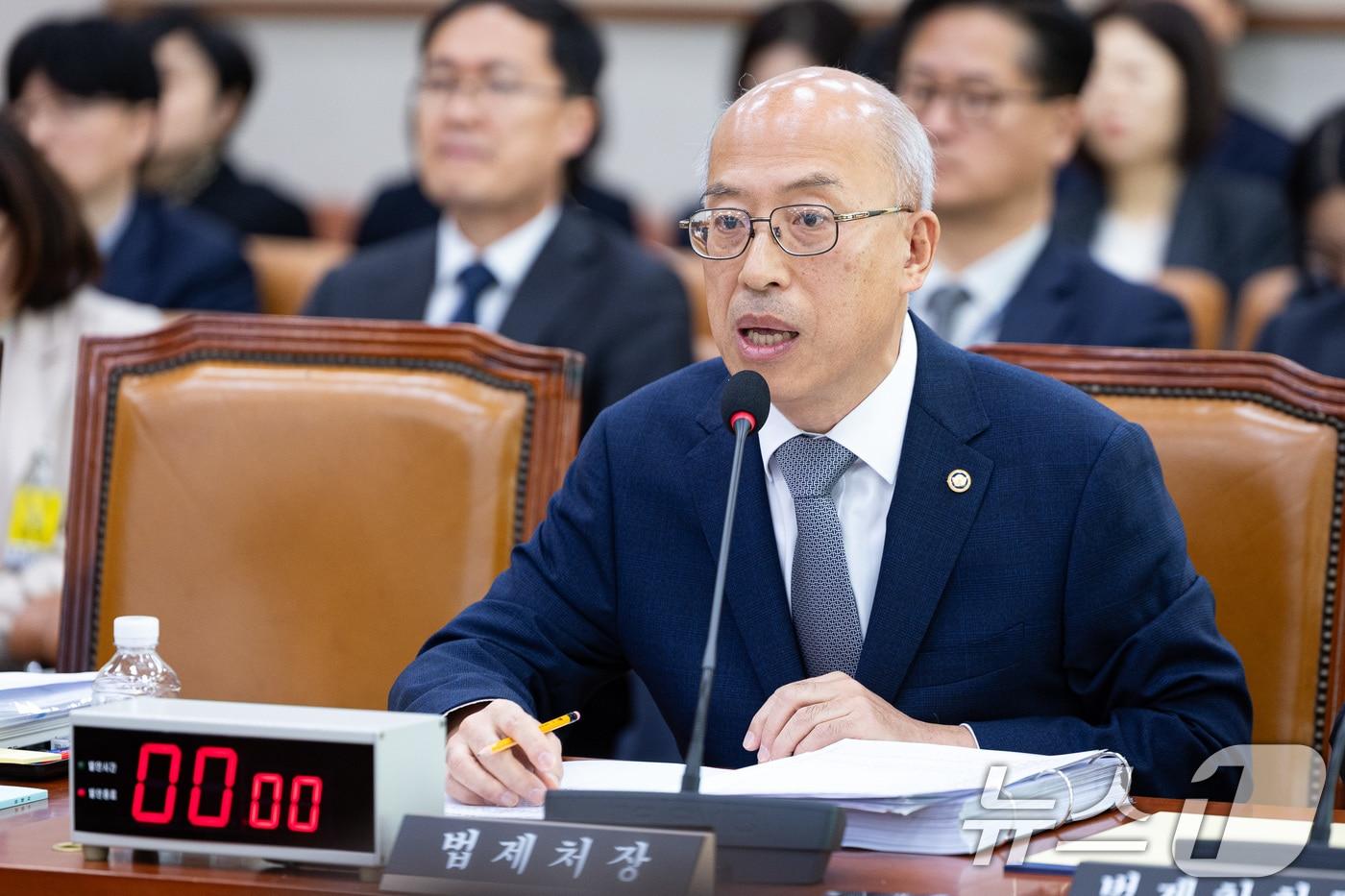 조원철 법제처장이 지난달 24일 서울 여의도 국회에서 열린 법제사법위원회의 법제처에 대한 국정감사에서 의원 질의에 답하고 있다. 2025.10.24/뉴스1 ⓒ News1 유승관 기자