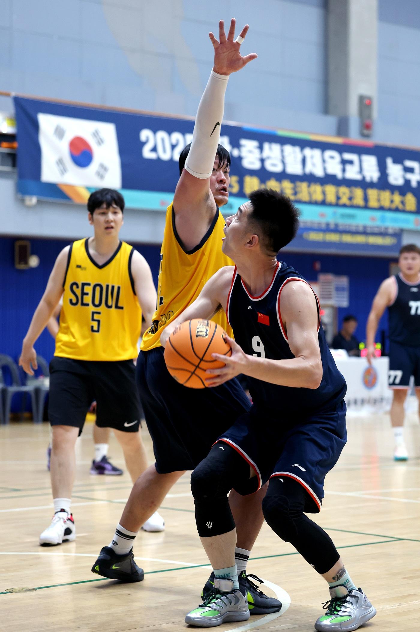 본문 이미지 - 지난해 한중생화체육교류 농구 경기 모습. &#40;대한체육회 제공&#41;