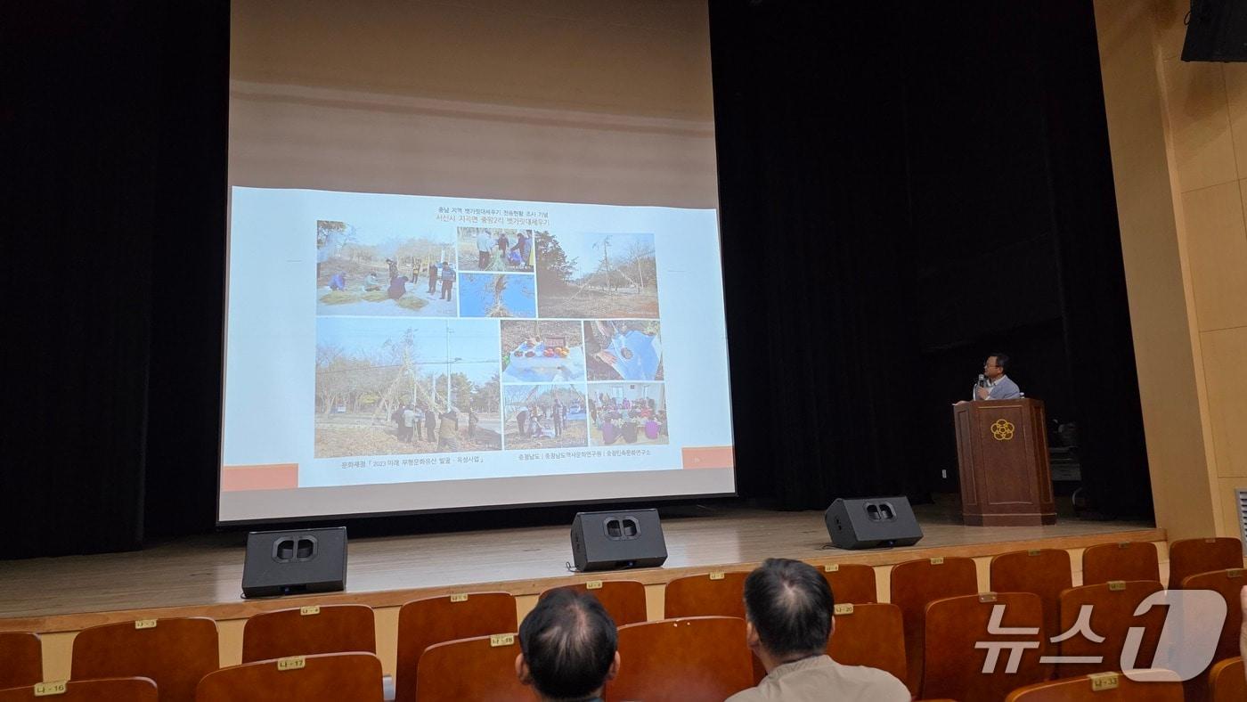 서산문화원 대강당에서 열린 서산학 시민강좌에서 유병덕 충남역사문화연구원 내포문화진흥센터장이 ‘풍요를 기원한 볏가릿대 세우기’란 주제로 강연을 하고 있다.(재판매 및 DB금지)2025.10.24 김태완 기자/뉴스1