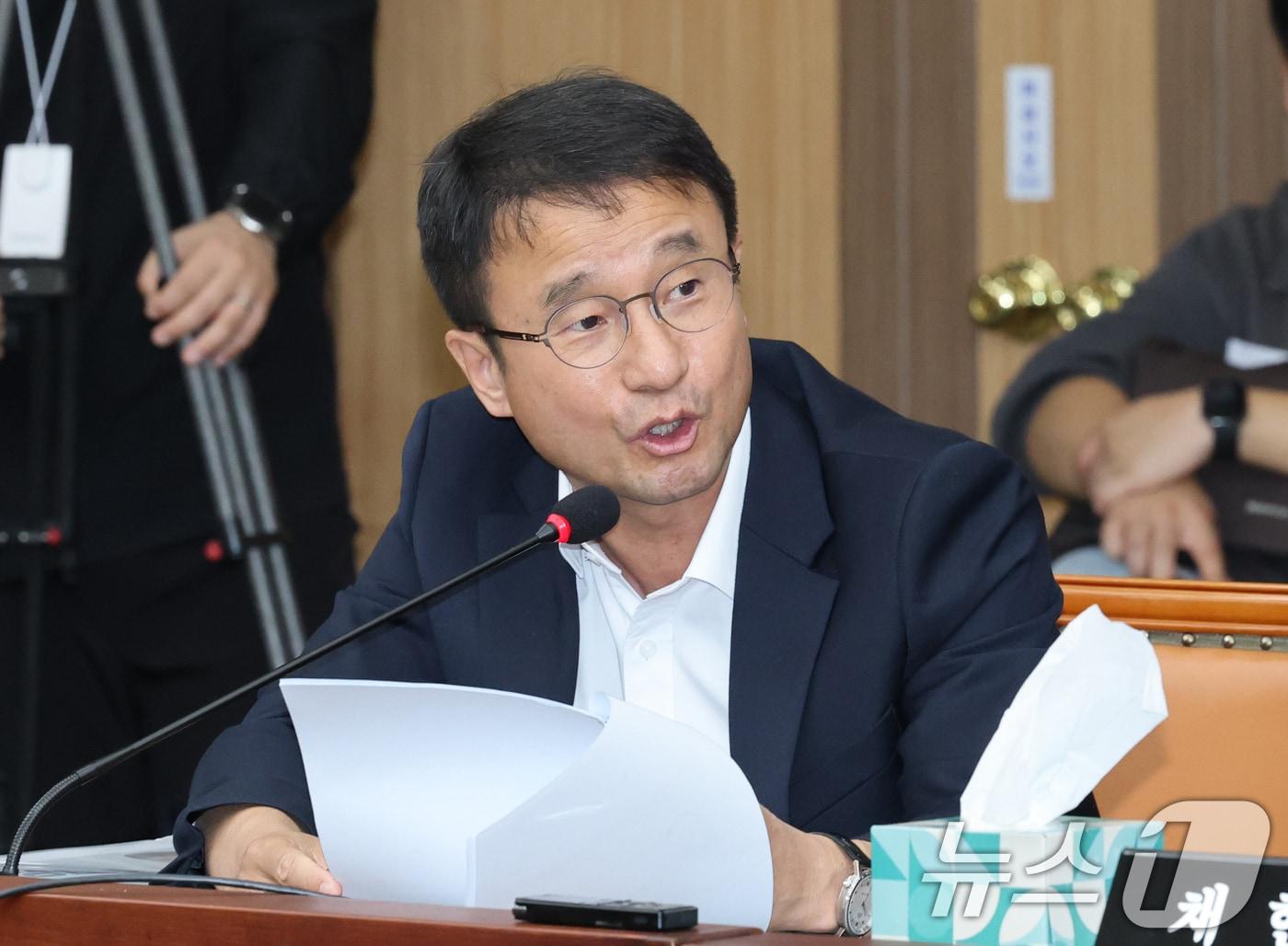 본문 이미지 - 한병도 더불어민주당 위원이 24일 오전 대전시청에서 열린 국회 행정안전위원회 대전시 국정감사에서 질의하고 있다. 2025.10.24/뉴스1 ⓒ News1 김기태 기자