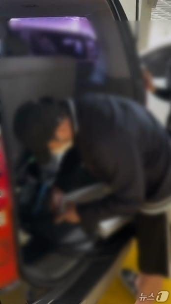 본문 이미지 - 불법 펨토셀 장착 시연.&#40;경기남부경찰청 제공&#41;