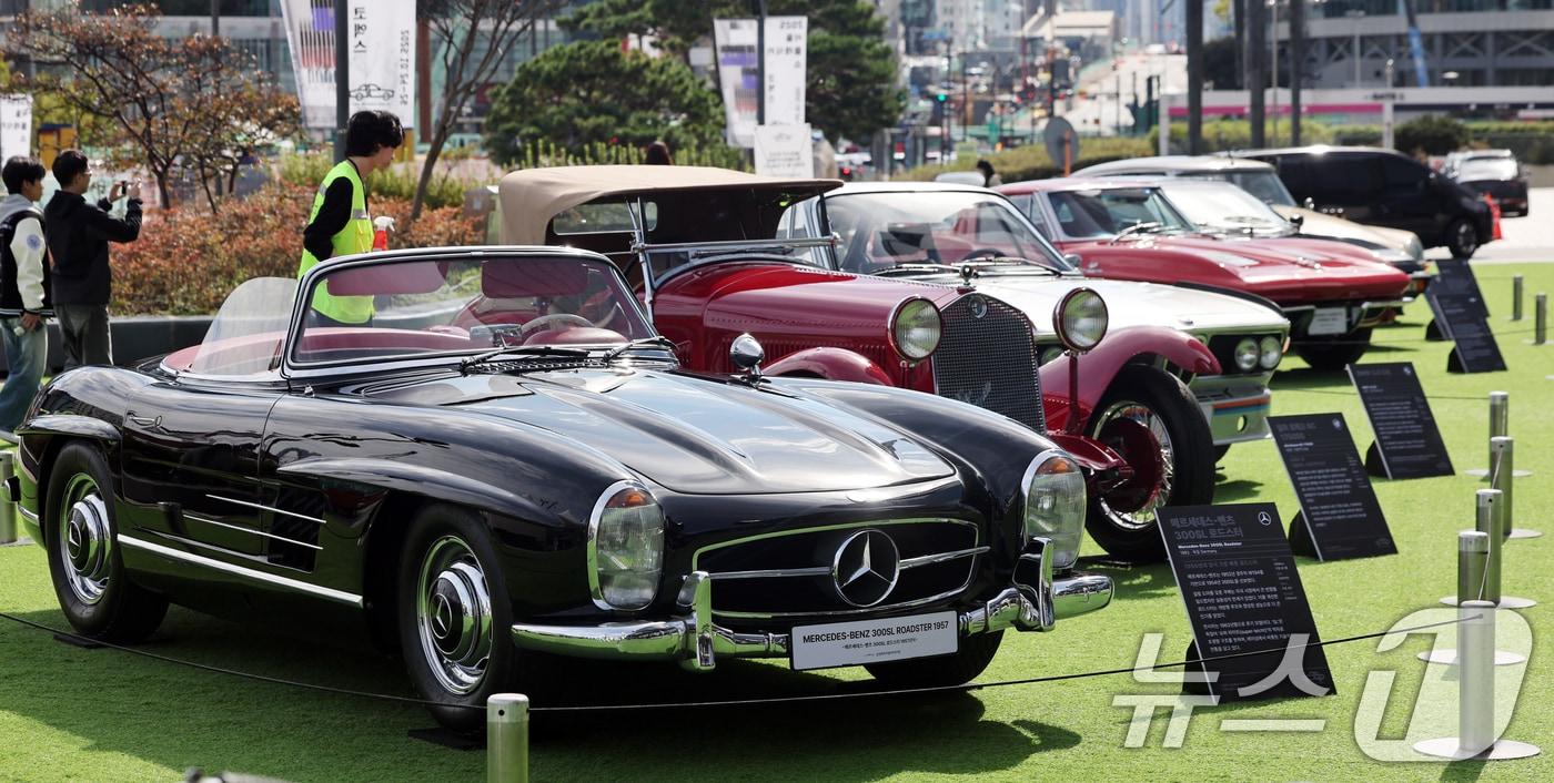 본문 이미지 - 24일 서울 강남구 코엑스 야외 잔디관장에서 열린 '2025 클래식카 쇼'에 시대별 명차와 희귀 모델들이 진열돼 있다. 2025.10.24/뉴스1 ⓒ News1 황기선 기자