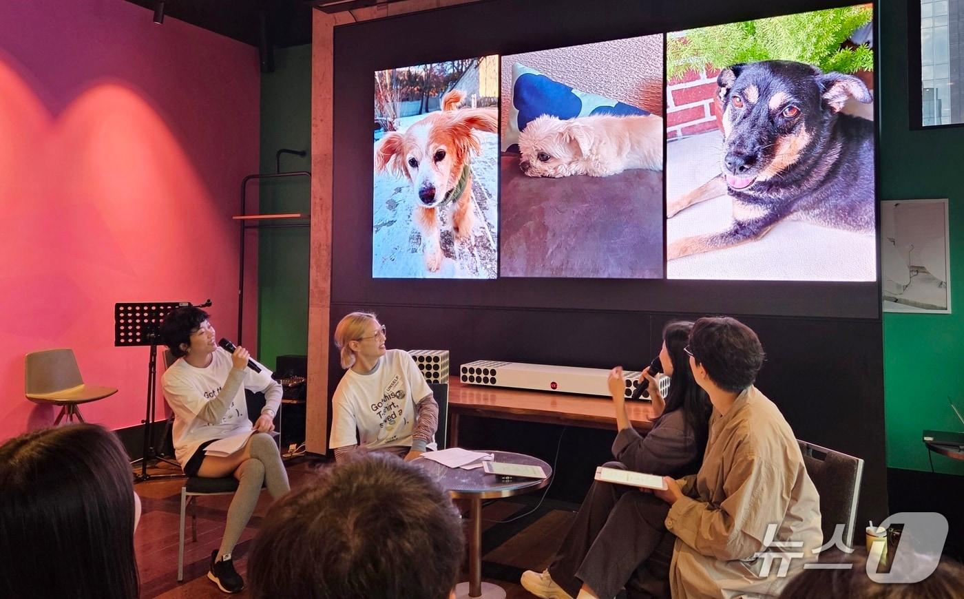 배우 이주영&#40;맨 왼쪽&#41;이 19일 서울 마포구에서 열린 언셀프 페스티벌에서 반려견 포토 토크를 하고 있다. ⓒ 뉴스1 한송아 기자