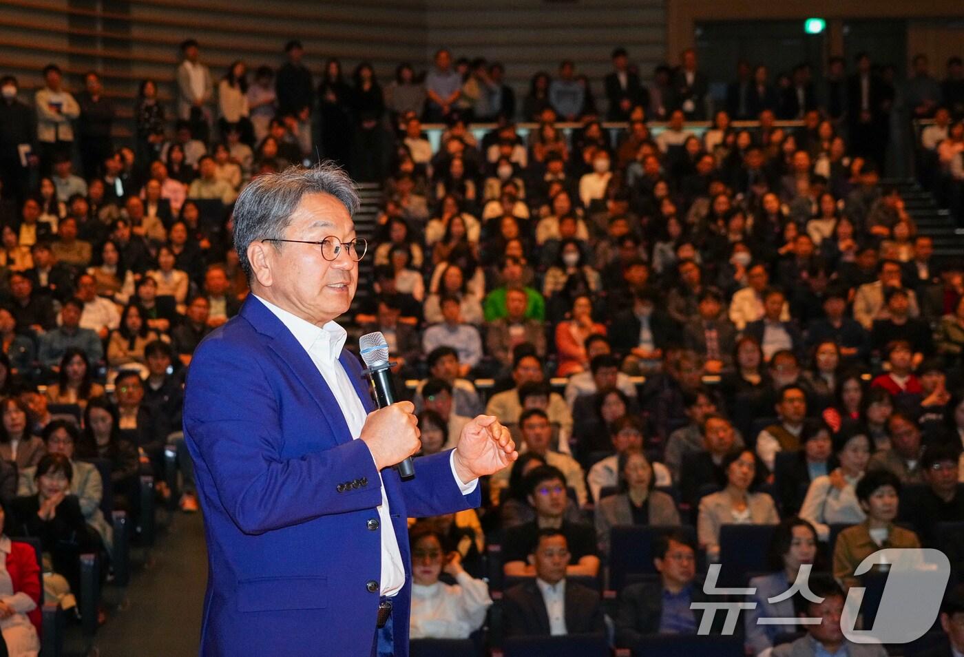 강기정 광주시장이 24일 오전 시청 대회실에서 열린 국가 AI 컴퓨팅센터 유치 관련 전직원 공유회에 참석해 유치 과정을 설명하고 있다.(광주시 제공. 재판매 및 DB 금지) 2025.10.24/뉴스1 