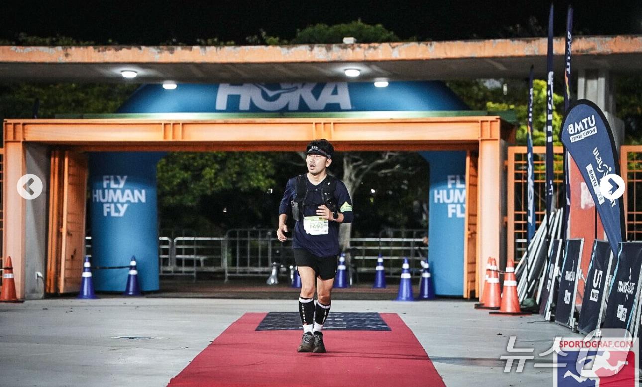 본문 이미지 - 지난 19일 오전 2시 52분께 제주에서 열린 울트라 트레일러닝 대회 ‘트랜스제주’ 100㎞ 결승선을 통과한 기자의 모습. 2025.10.19/뉴스1 ⓒ News1 &#40;사진=UTMB&#41;