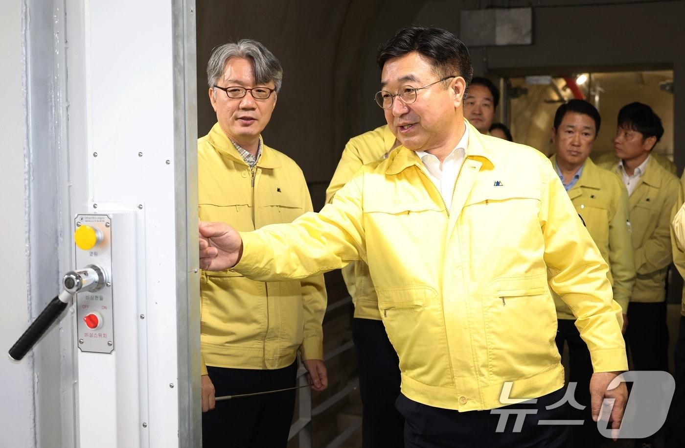 본문 이미지 - 윤호중 행정안전부 장관이 24일 충남 공주시 국가정보자원관리원 공주센터를 방문해 백업센터 주요시설과 재해복구체계를 점검하고 있다. (행정안전부 제공. 재판매 및 DB 금지) 2025.10.24 ⓒ 뉴스1