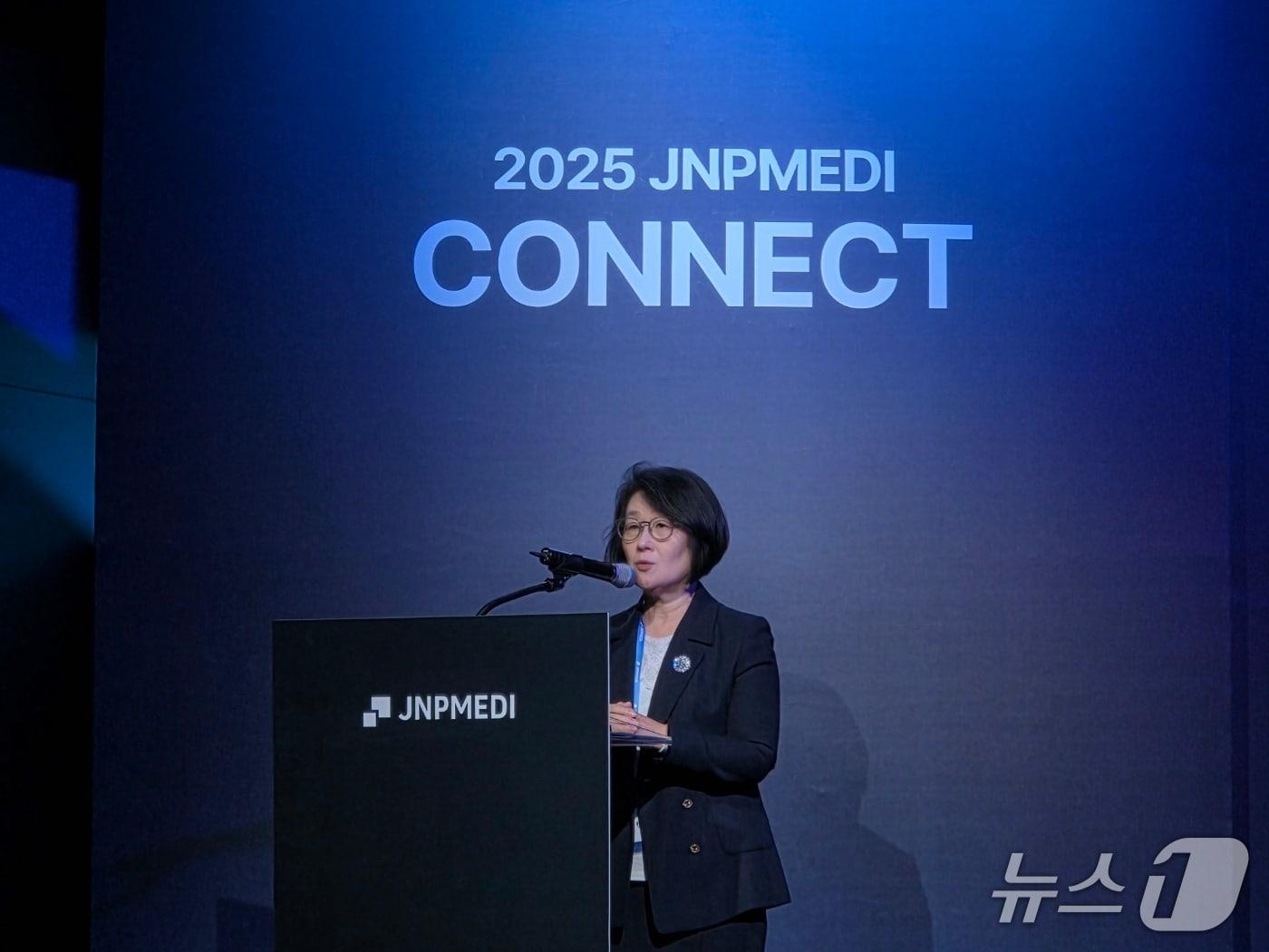 본문 이미지 - 박인숙 한국규제과학센터장이 서울 강남구 조선 팰리스에서 열린 '제이앤피메디 커넥트 2025'에서 발표를 진행하고 있다. 2025. 10. 24/뉴스1 황진중 기자