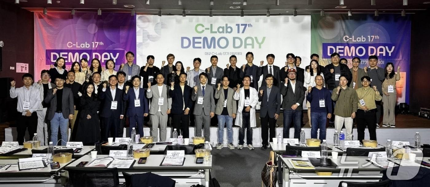 대구창조경제혁신센터가 스타트업 육성을 위해 개최한 대구 C-Lab 액셀러레이팅 17기 데모데이에 참가한 보육기업 관계자들이 파이팅을 외치고 있다.(대구창조경제혁신센터 제공, 재판매 및 DB 금지)
