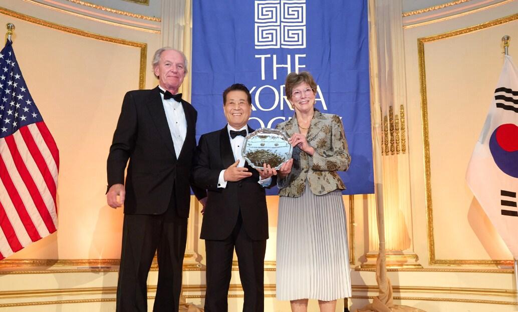 본문 이미지 - 23일&#40;현지시간&#41; 포스코그룹 장인화 회장이 미국 뉴욕에서 &#39;밴플리트상&#39;을 수상했다. 사진 왼쪽부터 코리아소사이어티 토마스 번 회장, 포스코그룹 장인화 회장, 코리아소사이어티 캐슬린 스티븐스 이사장. &#40;포스코홀딩스 제공&#41;