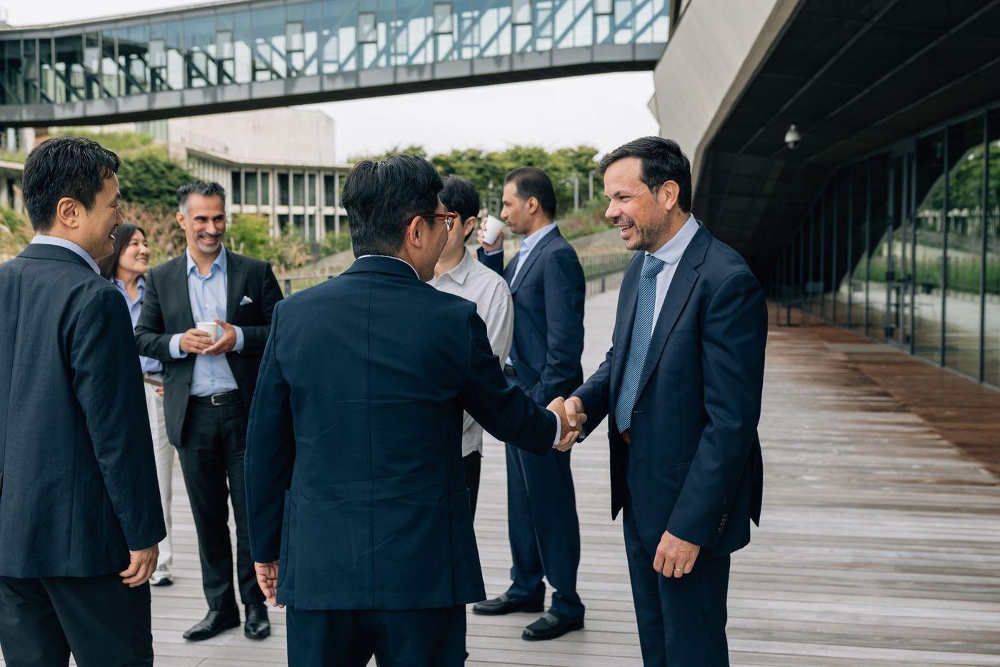 채선주 네이버 아라비아 RHQ 및 네이버 이노베이션 의장&#40;왼쪽에서 두 번째&#41;과 김유원 네이버클라우드 대표&#40;가운데 뒷모습&#41;가 지난달 말 강원 춘천시 네이버클라우드 데이터센터 &#39;각 춘천&#39;을 방문한 사우디아라비아 정부 방문단과 인사를 하고 있다. &#40;얀 로데 엑센티오컨설팅 매니징 파트너 링크드인 갈무리&#41;