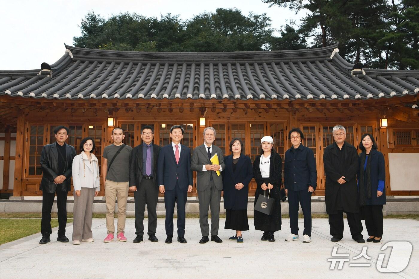 국민대학교는 개교 80주년 기념 사업 일환으로 국제적 규모의 디자인 어워드를 출범한다고 24일 밝혔다. 사진은 국민대 정승렬 총장과 ADI 관계자들이 기념사진을 촬영한 모습.(국민대 제공)