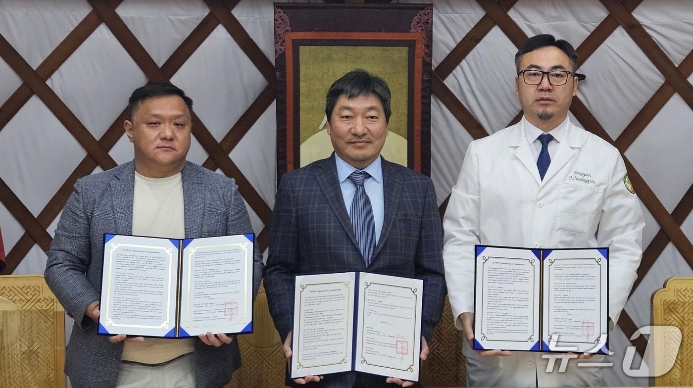 본문 이미지 - 허준 한림화상재단 이사장(가운데), 몽골국립중증외상센터 갈바드라흐 센터장(오른쪽), 나른차차르재단 소욤보 이사장(왼쪽)이 현지에서 업무협약을 체결한 뒤 기념촬영을 하고 있다.(한림화상재단 제공)