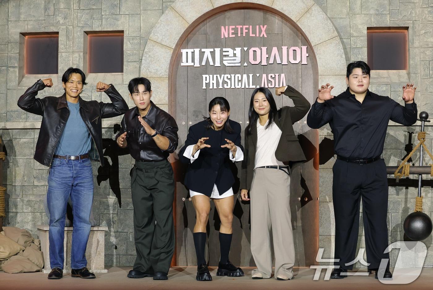 아모띠(왼쪽부터)와 윤성빈, 장은실, 최승연, 김민재가 24일 서울 강남구 봉은사로 웨스틴 서울 파르나스에서 열린 넷플릭스 서바이벌 예능 ‘피지컬: 아시아’ 제작발표회에 참석해 포즈를 취하고 있다. ‘피지컬: 아시아’는 한국, 일본, 태국, 몽골, 튀르키예, 인도네시아, 호주, 필리핀 등 8개국이 국기를 걸고 펼치는 피지컬 전쟁이다. 2025.10.24/뉴스1 ⓒ News1 권현진 기자