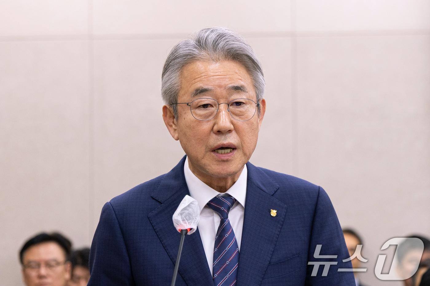 강호동 농협중앙회장이 24일 서울 여의도 국회에서 열린 농림축산식품해양수산위원회 농업협동조합중앙회 등에 대한 국정감사에 출석해 업무보고하고 있다. 2025.10.24/뉴스1 ⓒ News1 이승배 기자